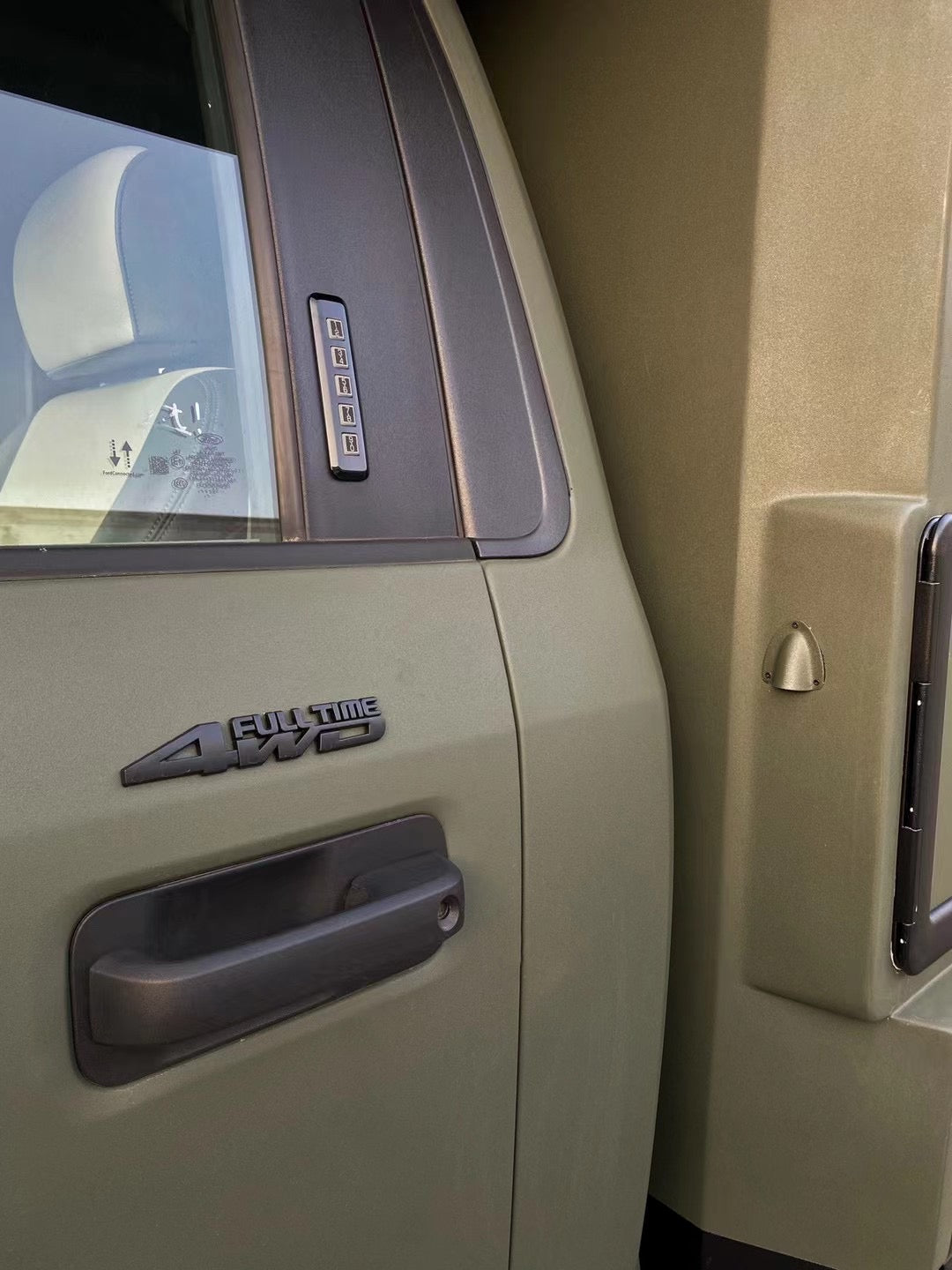 RoamLabX Carbon Fiber–Kevlar Expedition Camper Shell